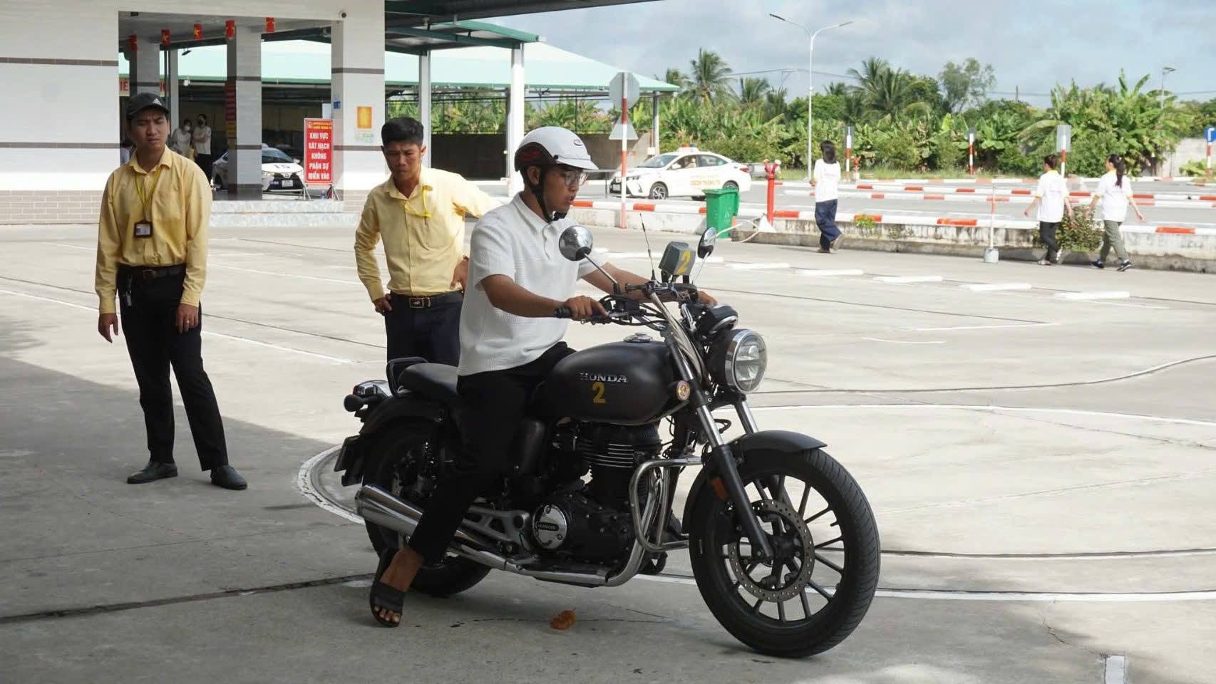 Học Viên Học Thực Hành Bằng A1 Tại Trường Đào Tạo Và Sát Hạch Lái Xe Chiến Thắng Tiền Giang
