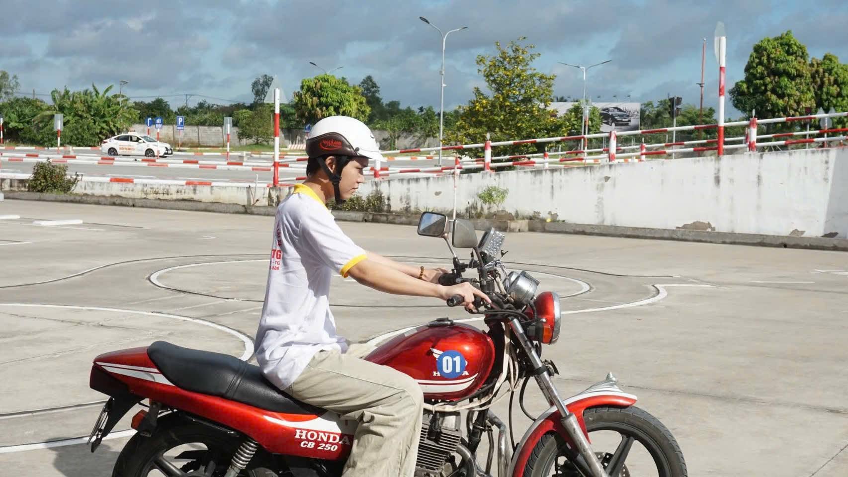 Học Viên Học Thực Hành Bằng A1 Tại Trường Đào Tạo Và Sát Hạch Lái Xe Chiến Thắng Tiền Giang